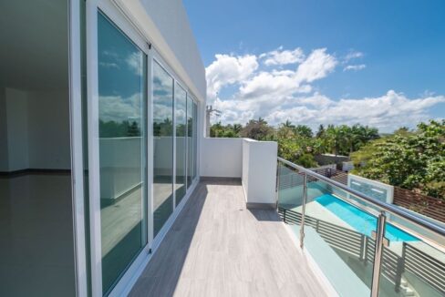 04-Apartment-with-a-pool-1200x720